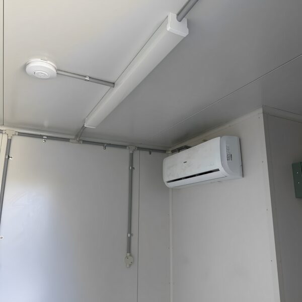 Container 10 Pieds Blanc Modifié avec Climatisation – Image 2